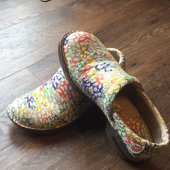 b.o.c. Clogs - Picture 3 of 5